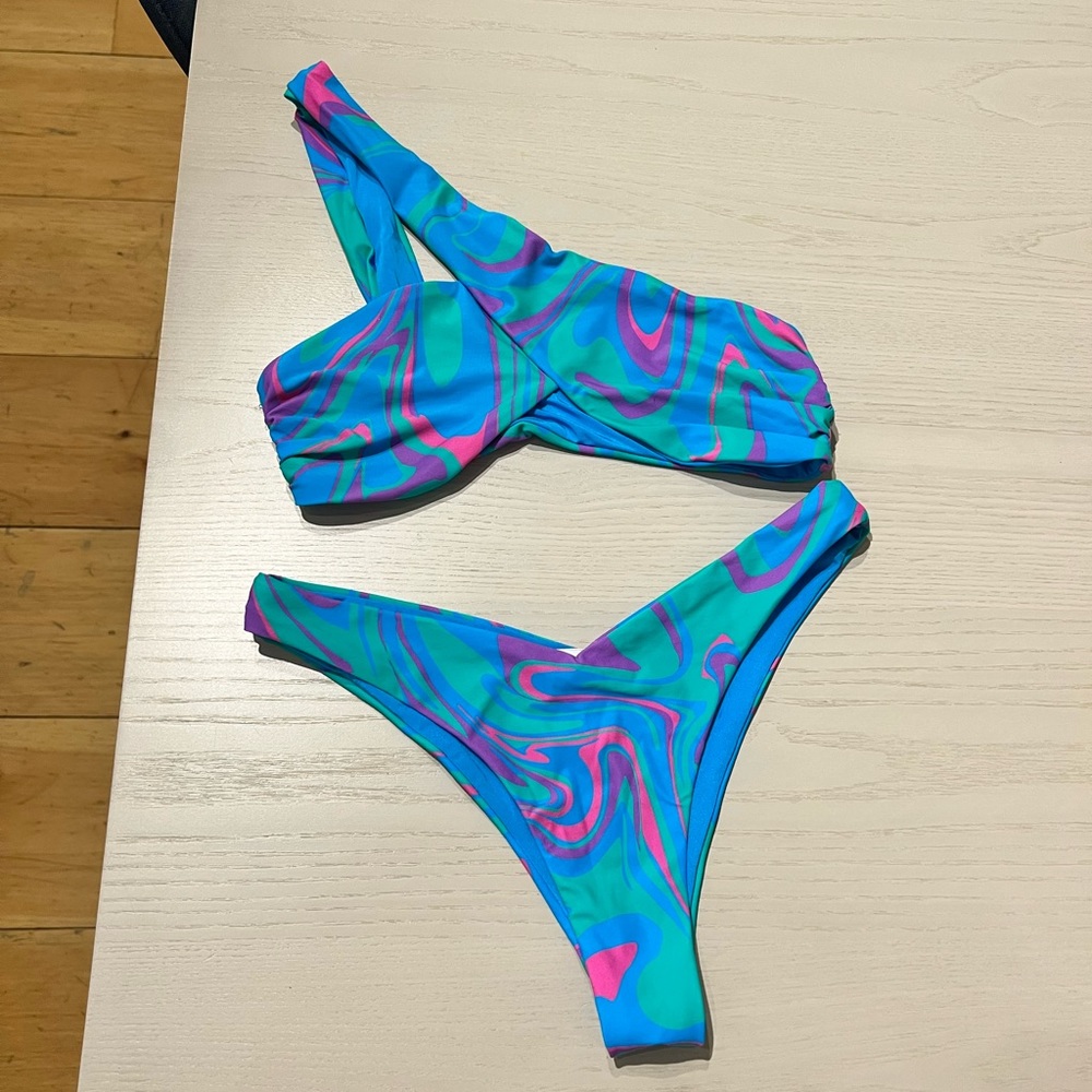 WeWoreWhat Ocean Blue Paradise Marble bikini set